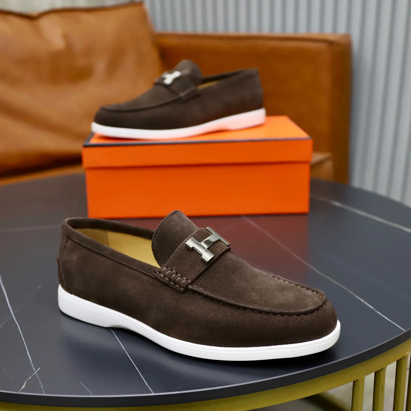 Ex-factory price: 540💰Hermès/Hermès slip-on men's shoes. This shoe is made of imported cow suede leather, with simple and smooth lines, and a 3CM rubber foam ultra-light sole combined with aerodynamic design! Youthful and fashionable, H button decoration, contrasting leather embellishment on the heel, calf lining to gently wrap your feet, with embossed logo cowhide feet, leather rock strips, casual and urban style, highlighting youthful vitality, sports and leisure version, super versatile Size number: 38-39-40-41-42-43-44 Standard leather shoe size (45 can be customized but does not support returns)
